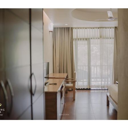 Whispering Waters Hotel Malayattur Ngoại thất bức ảnh