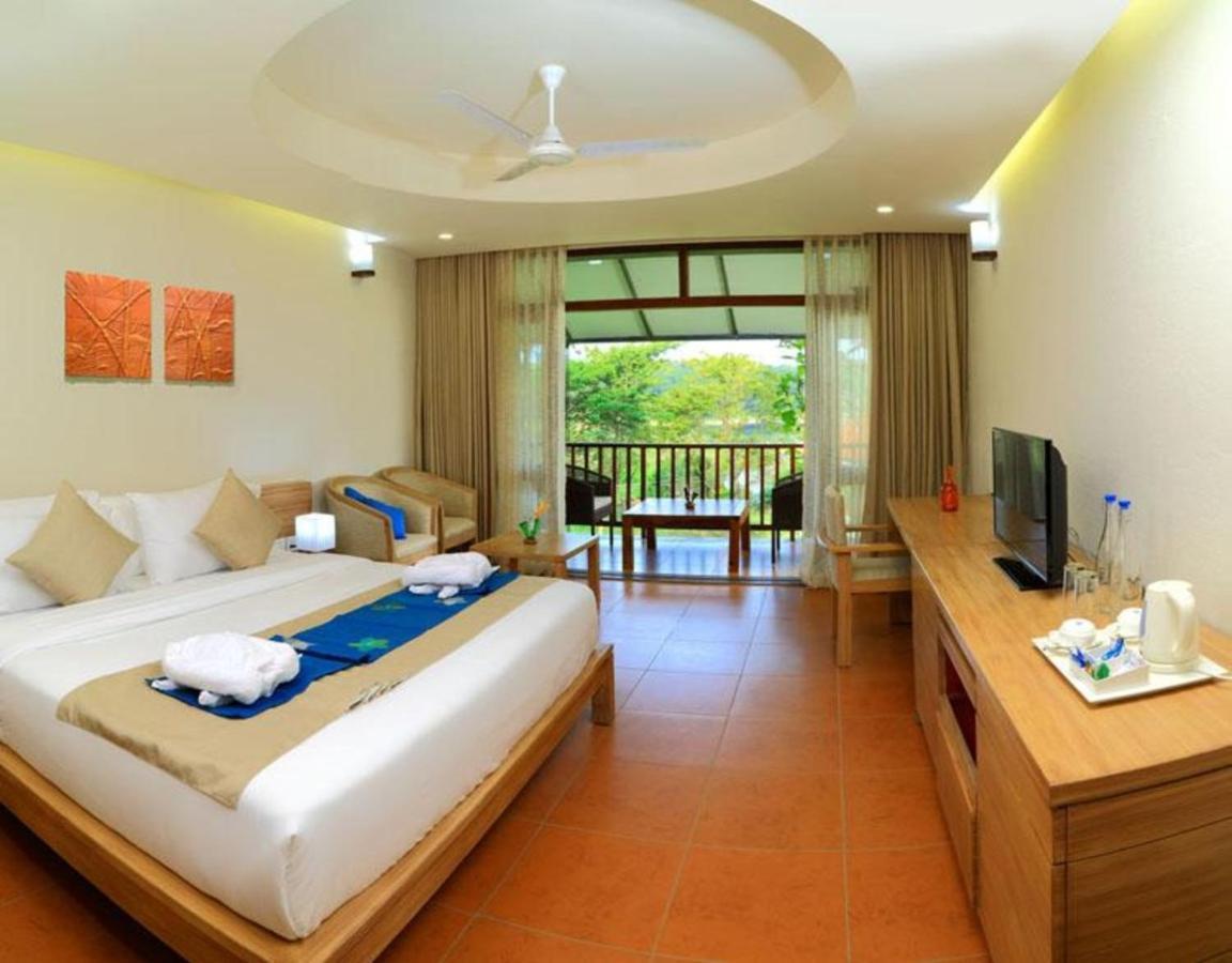 Whispering Waters Hotel Malayattur Ngoại thất bức ảnh