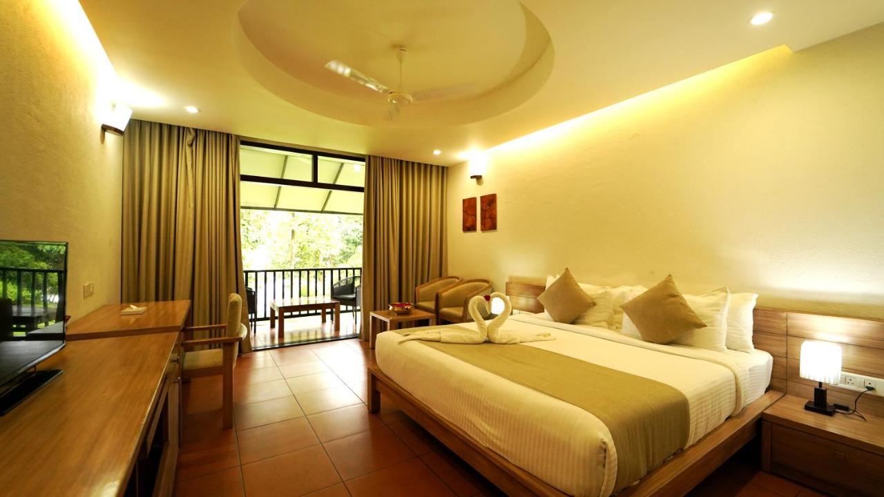 Whispering Waters Hotel Malayattur Ngoại thất bức ảnh
